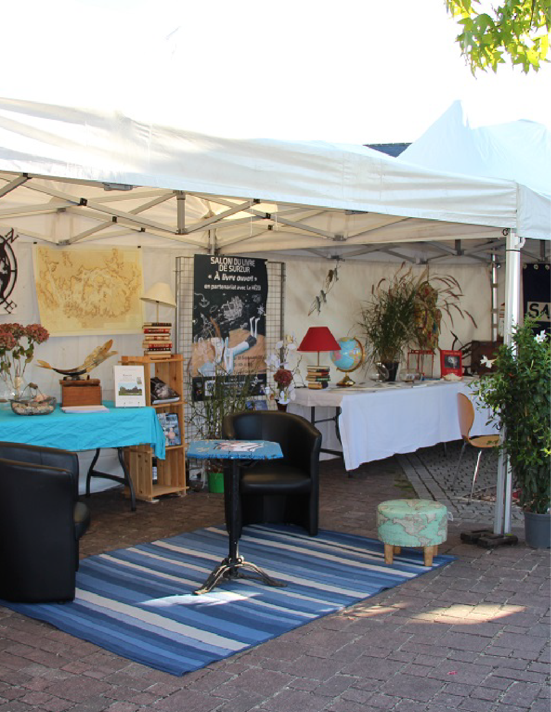Photo d'un stand lors du salon du livre.
